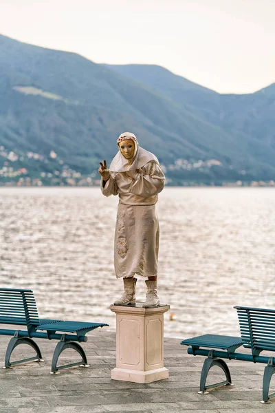 Mímica con gesto de movimiento congelado en Ascona — Foto de Stock