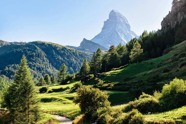Vista panorâmica da montanha Matterhorn e chalés Suíça — Fotografia de Stock