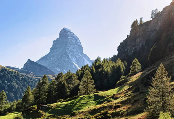 Vista panorâmica da montanha Matterhorn e chalés da Suíça — Fotografia de Stock