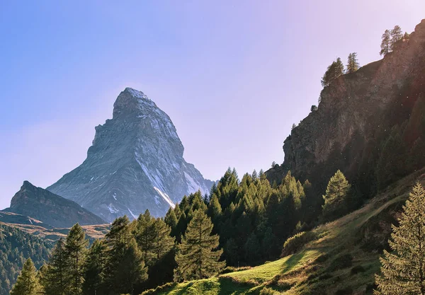 Vista panorâmica da montanha e do vale de Matterhorn na Suíça — Fotografia de Stock