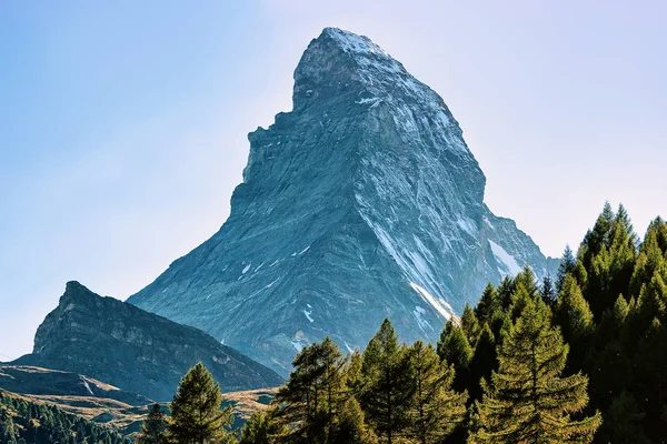 Vista panorâmica da montanha Matterhorn com vale na Suíça — Fotografia de Stock