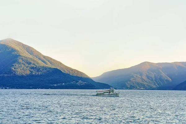 Transbordador de pasajeros en el muelle de Ascona Suiza — Foto de Stock