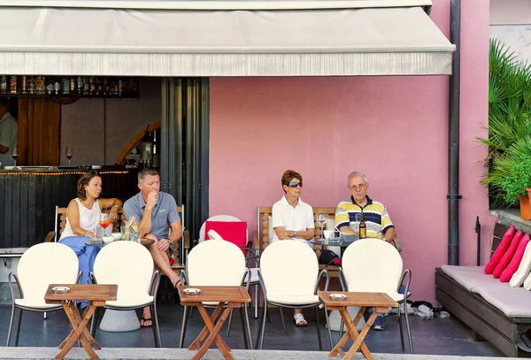 スイスのアスコナの町の通りのレストランでリラックスした人々 — ストック写真
