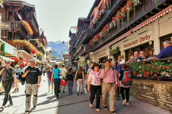 Asiatiska turister på stadens centrum av Zermatt Valais — Stockfoto