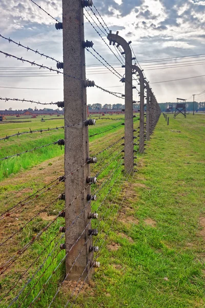 Ostnatý drát v koncentračním táboře Osvětim Birkenau — Stock fotografie