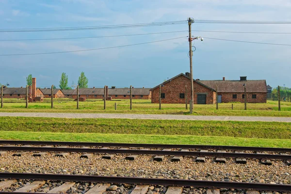 Budovy kasáren a železniční trati v koncentračním táboře Auschwitz Birkenau — Stock fotografie