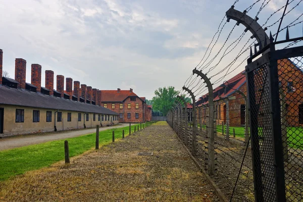 Kasárna a krematorium v koncentračním táboře Osvětim — Stock fotografie