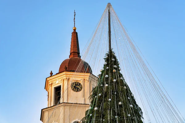 Dekorasyon ve katedral Meydanı Vilnius üzerinde çan kulesi ile Noel ağacı