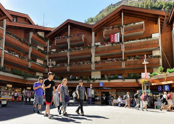 Familj av resenärer vid turistbyrån i Zermatt — Stockfoto
