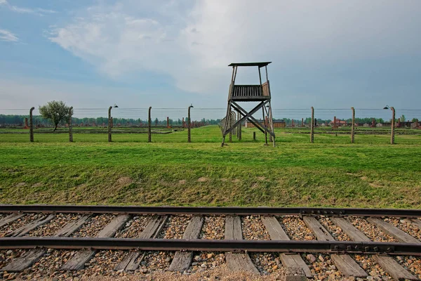 Strážní věže a železniční trati v koncentračním táboře Auschwitz Birkenau — Stock fotografie