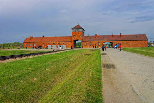 Puerta de entrada principal al campo de concentración en Auschwitz Birkenau —  Fotos de Stock