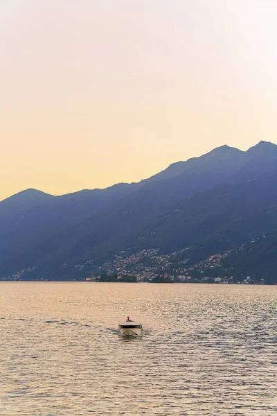 Seorang pria di perahu motor di dermaga di Ascona Swiss — Stok Foto