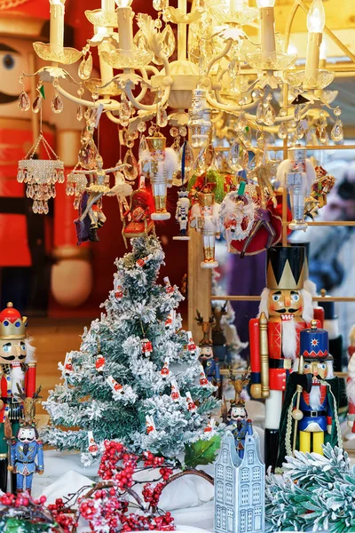 Щелкунчики и рождественские украшения на Вильнюсском Рождественском рынке — стоковое фото