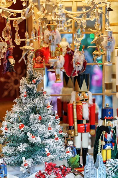 Quebra-nozes e decorações de árvores de Natal no Mercado de Natal de Vilnius — Fotografia de Stock