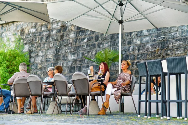 Restaurante en la calle en Ascona ciudad de Suiza —  Fotos de Stock