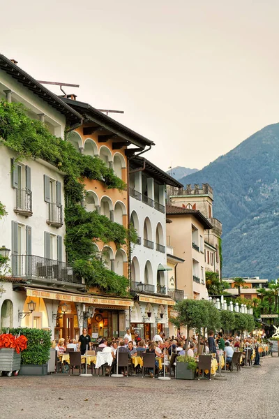 Menschen entspannen sich in Strassenrestaurant in Ascona in der Schweiz — Stockfoto