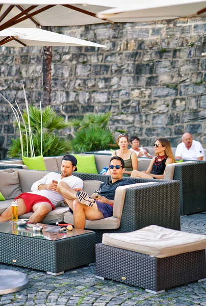 Lidé na dovolené v restauraci Street v Ascona město, Švýcarsko — Stock fotografie