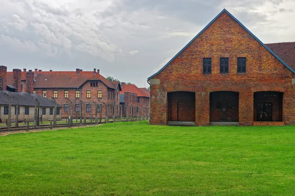 Cuartel de ladrillo rojo en el campo de concentración de Auschwitz — Foto de Stock