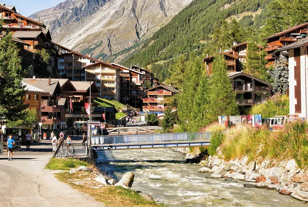 Turister på town center Zermatt — Stockfoto