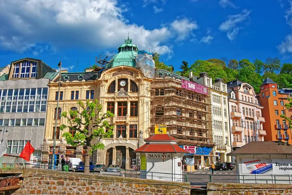 Bank Sparkasse a sétány Karlovy Vary — Stock Fotó