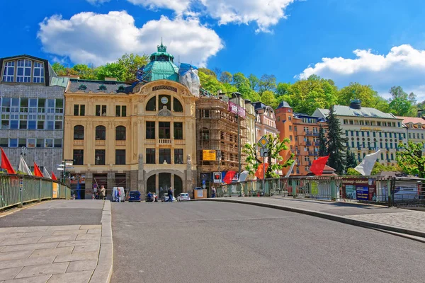 Bank Sparkasse sétányon-Karlovy Vary — Stock Fotó