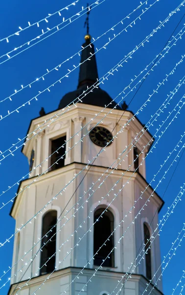 Zvonice a girlandy na náměstí — Stock fotografie