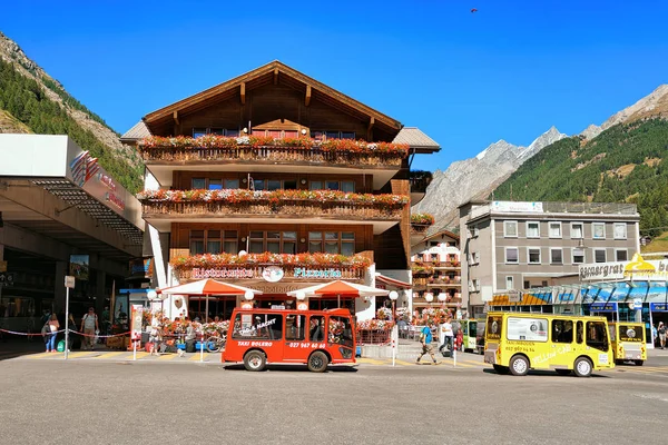 Buss- och turister på City center i Zermatt Valais — Stockfoto