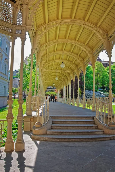 Vyřezávané Sadová kolonáda Karlovy Vary — Stock fotografie