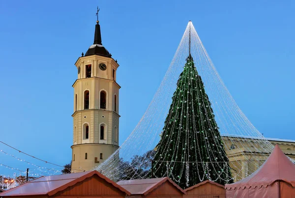 Árbol de Navidad con decoración y campanario en la Plaza de la Catedral —  Fotos de Stock