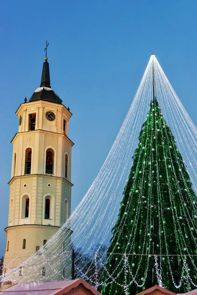 Árbol de Navidad con decoración y campanario de la Plaza de la Catedral —  Fotos de Stock