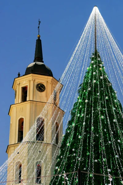 Árbol de Navidad con decoración y campanario de la Plaza de la Catedral de Vilna —  Fotos de Stock