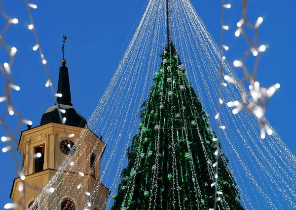 Árbol de Navidad con decoraciones y campanario de la Plaza de la Catedral Vilna —  Fotos de Stock