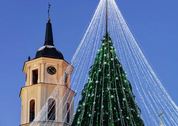 Árbol de Navidad con decoraciones y campanario de la Plaza de la Catedral —  Fotos de Stock