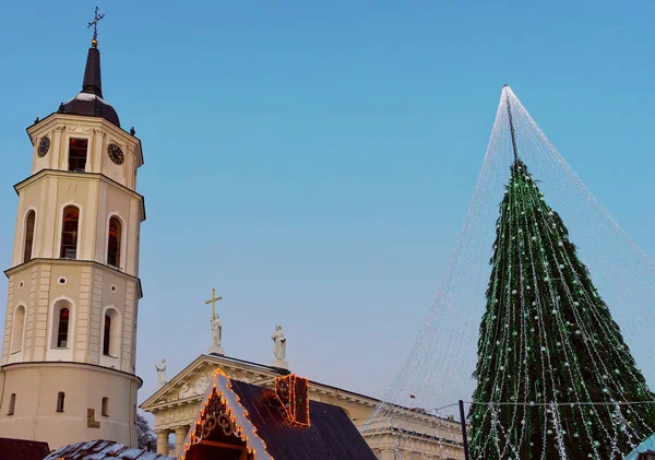 Árbol de Navidad con decoraciones y campanario en la Plaza de la Catedral —  Fotos de Stock