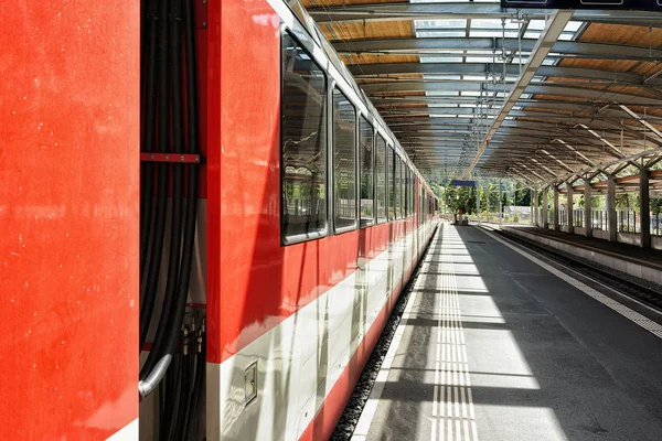 Concurso y tren en la estación de tren de Zermatt Suiza —  Fotos de Stock