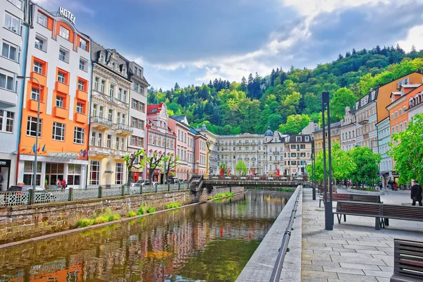 Luxe Grand Hotel Pupp en Embankment in de buurt van de Tepla-rivier — Stockfoto