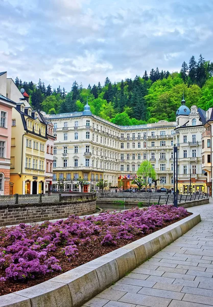 Grand Hotel de lujo Pupp y paseo marítimo de Karlovy Vary — Foto de Stock