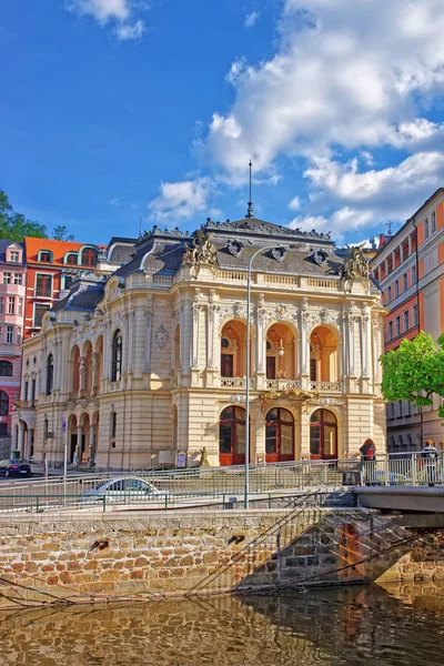 Operní dům u řeky Teplá v Karlových Varech — Stock fotografie