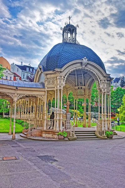 Парк Колонади з дерев'яна альтанка у місті Карлові Вари — стокове фото