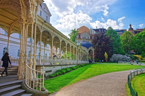 Park kolumnada z drewniana altana Karlowe Wary — Zdjęcie stockowe