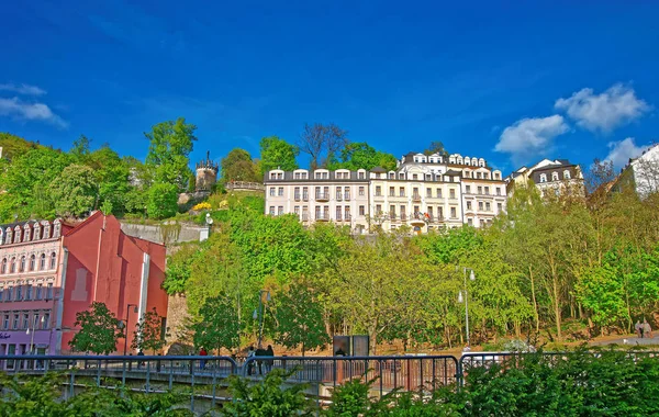 Karlovy Vary sétányától emberek — Stock Fotó