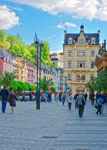 Emberek sétány, a Malom oszlopsor a Karlovy Vary-ban — Stock Fotó