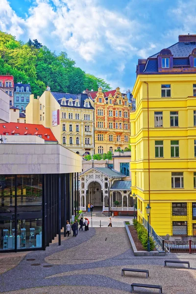 Emberek közelében piac oszlopsor Karlovy Vary — Stock Fotó