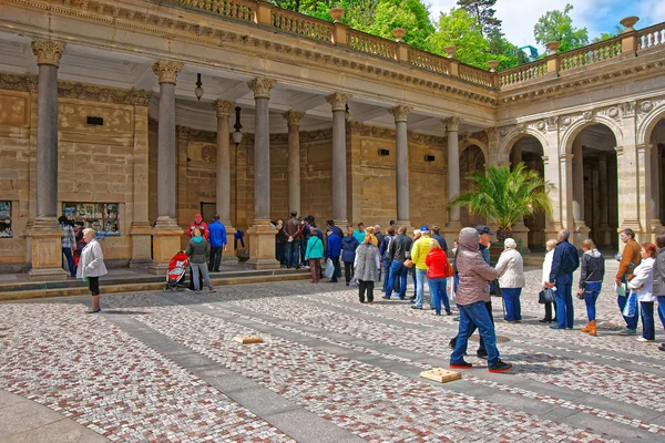 Karlovy Vary'da Mill Colonnade sıraya kalan insanlar — Stok fotoğraf