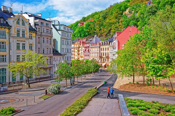 Karlovy Vary történelmi utca sétány — Stock Fotó