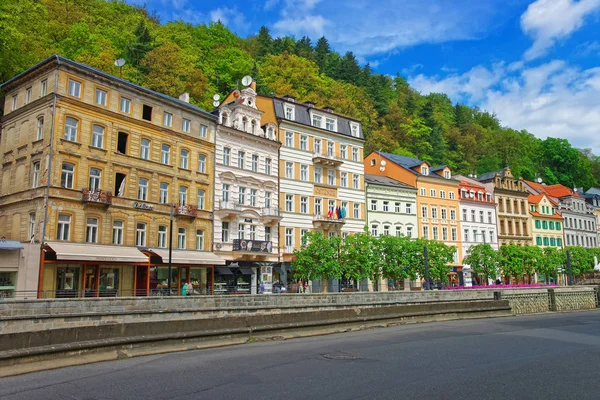 Karlovy Vary történelmi utca sétány — Stock Fotó