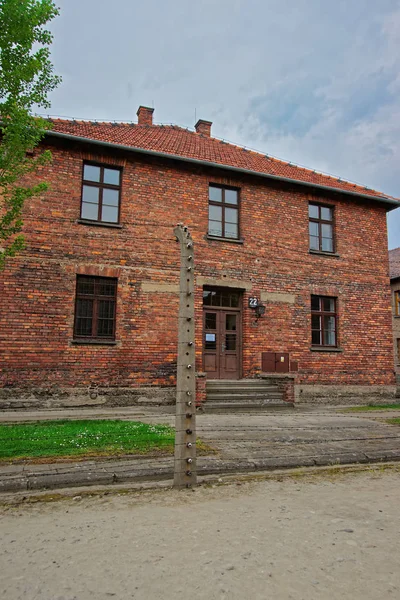 Razor wire and barracks in Auschwitz concentration camp — Stock Photo, Image