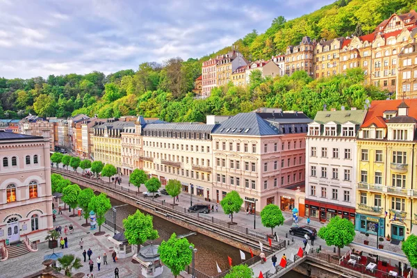 Tető felülnézet a sétány Karlovy Vary, Cseh Köztársaság — Stock Fotó