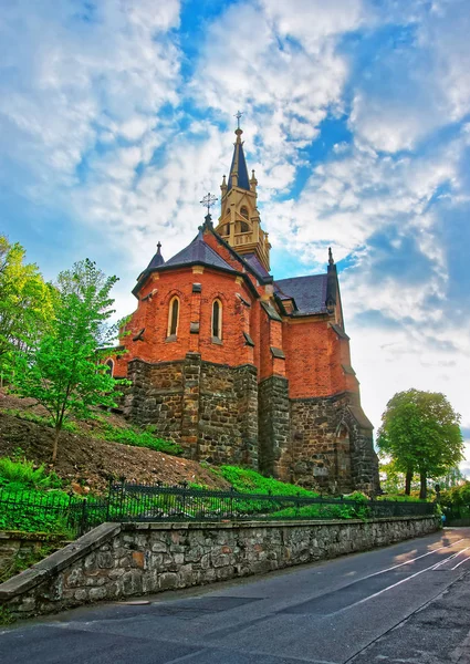 Saint Luke kirkko Castle Hill Karlovy Vary — kuvapankkivalokuva