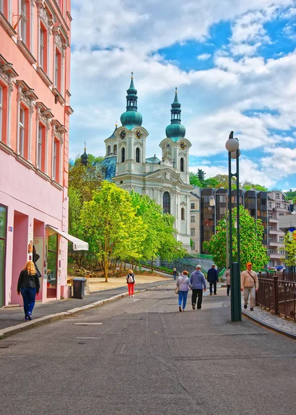 Igreja de Santa Maria Madalena e Promenade em Karlovy Vary — Fotografia de Stock